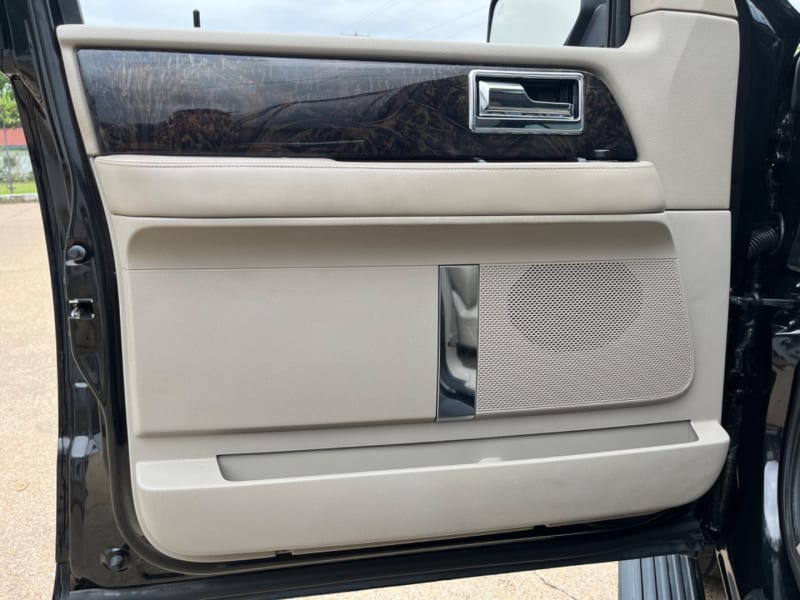 Lincoln Navigator 2015 price $14,995