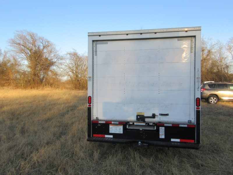 Ford E-350 17' Box Truck 2018 price $25,750