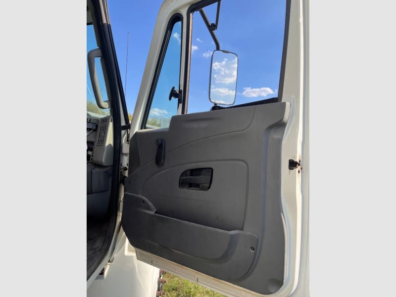 International DURASTAR 4300 Box Truck w/Lift Gate 2018 price $34,850