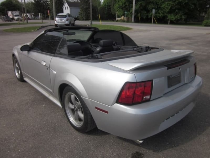 Ford Mustang 2000 price $8,173