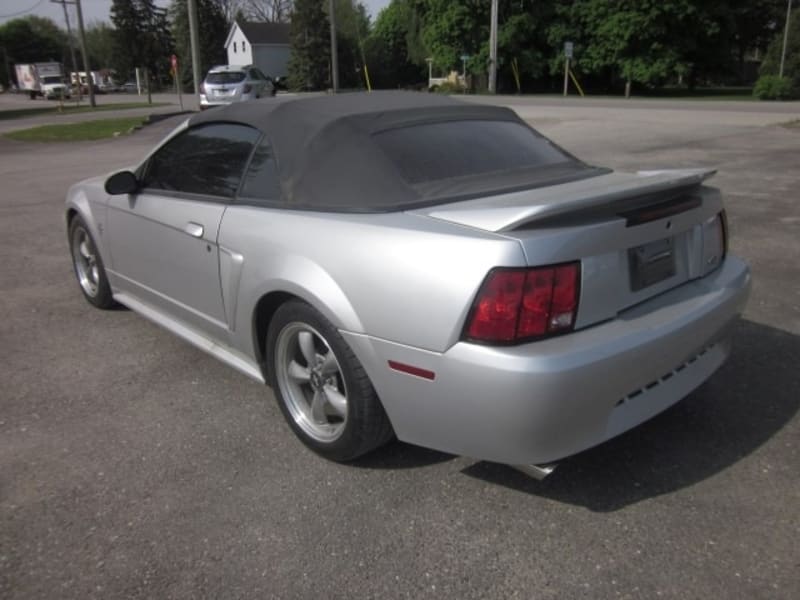 Ford Mustang 2000 price $8,173