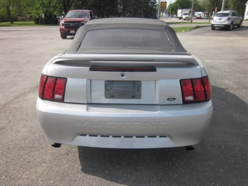 Ford Mustang 2000 price $8,173