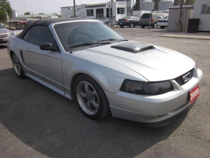 Ford Mustang 2000 price $8,173