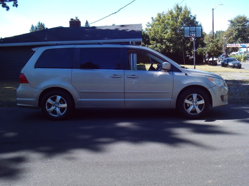 Volkswagen Routan 2009 price $3,695