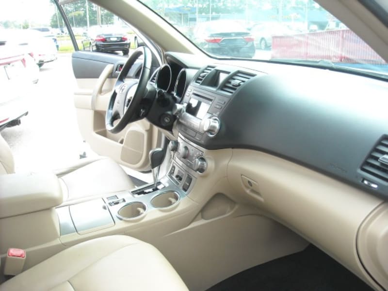 Toyota Highlander 2011 price $10,900