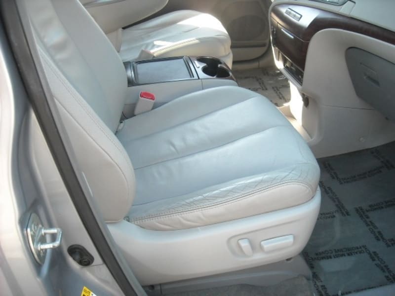 Toyota Sienna 2013 price $11,750