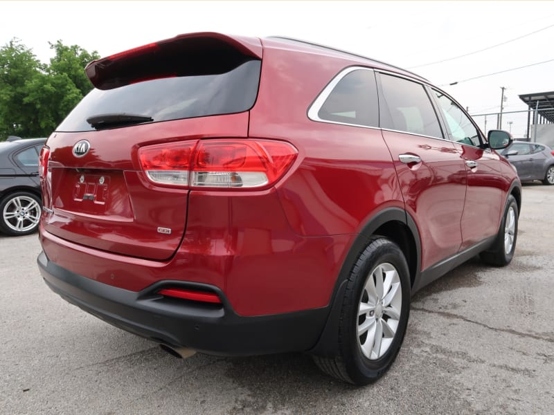 Kia Sorento 2017 price $10,997