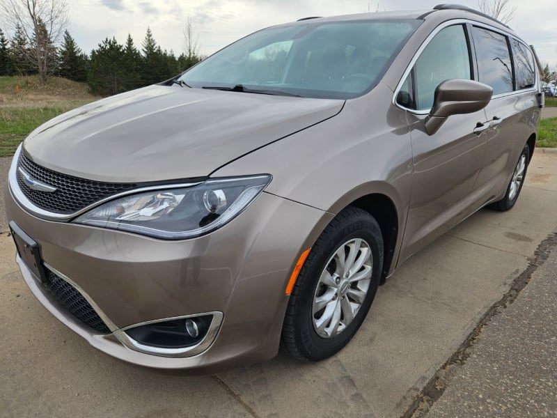 Chrysler Pacifica 2018 price $14,999