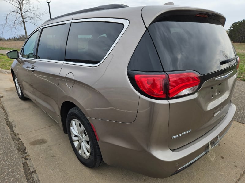 Chrysler Pacifica 2018 price $14,999