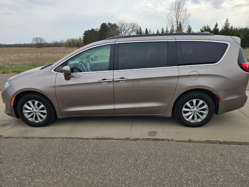 Chrysler Pacifica 2018 price $14,999