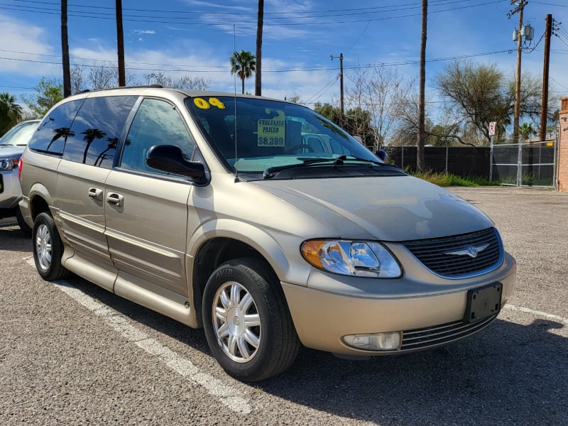 Chrysler Town & Country 2004 price $6,899