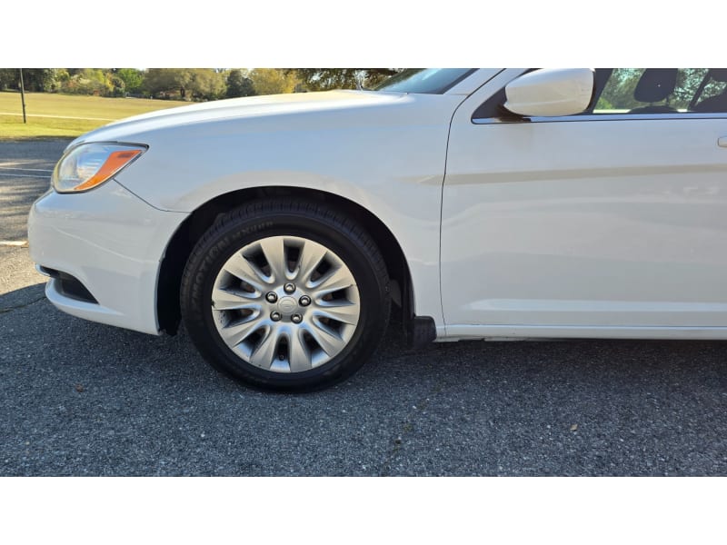 Chrysler 200-Series 2014 price $8,395