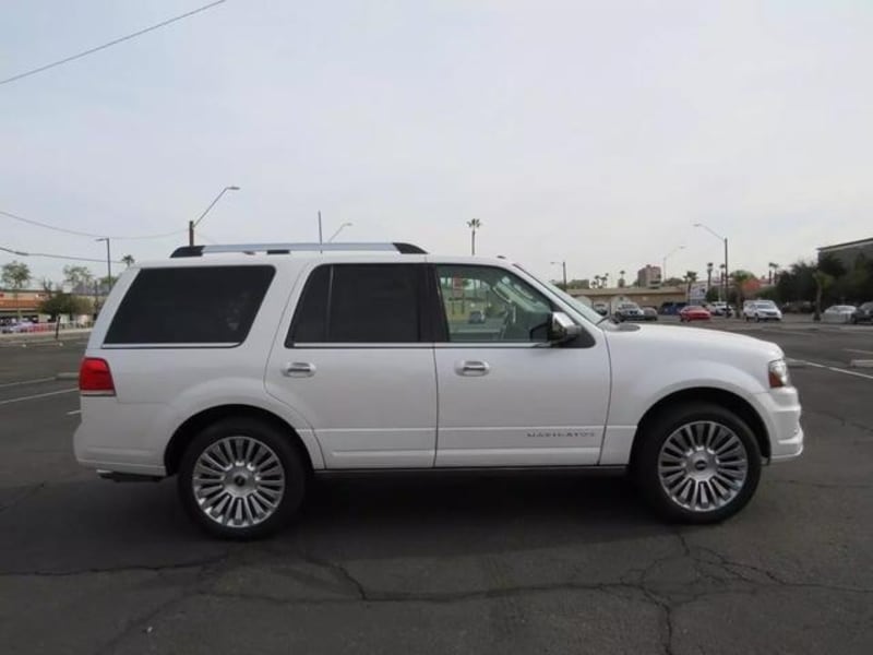 Lincoln Navigator 2016 price $22,950