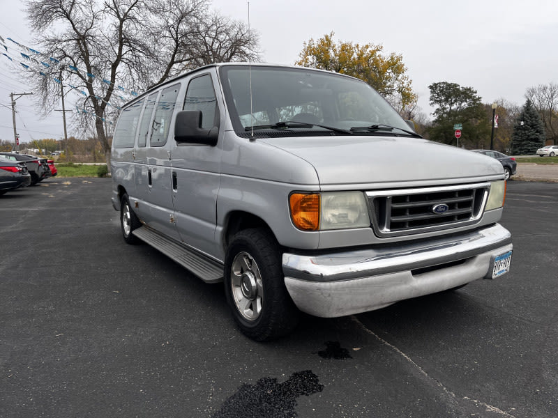 Ford Econoline Wagon 2004 price $8,999