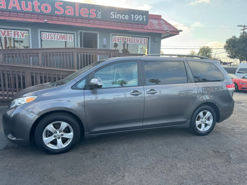 TOYOTA SIENNA 2013 price $12,988