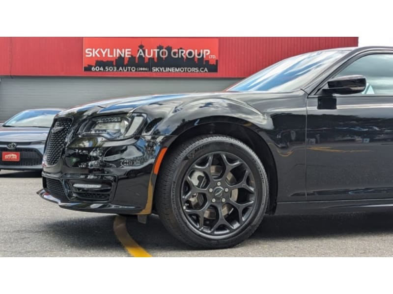 Chrysler 300 2022 price $49,889