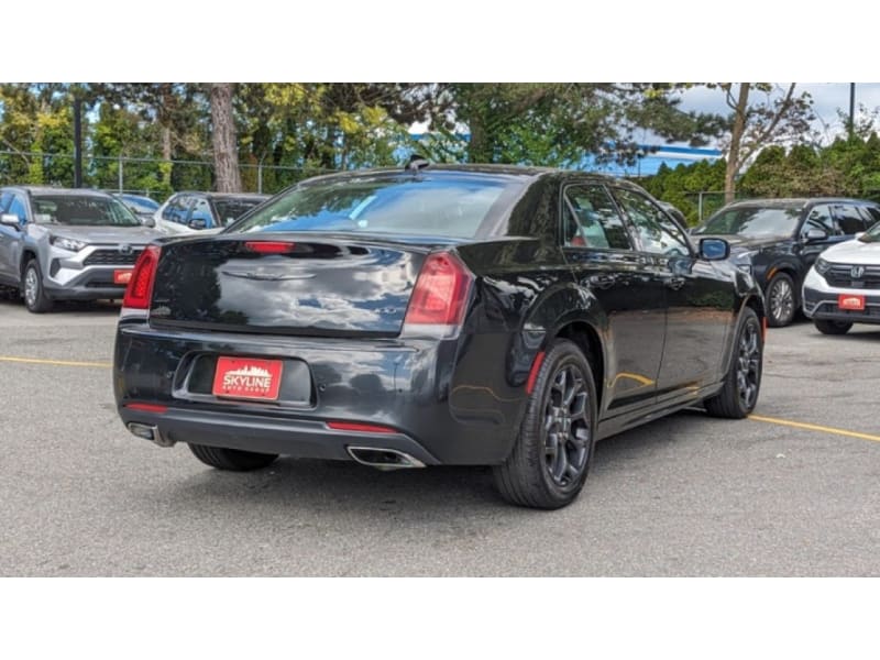 Chrysler 300 2022 price $49,889