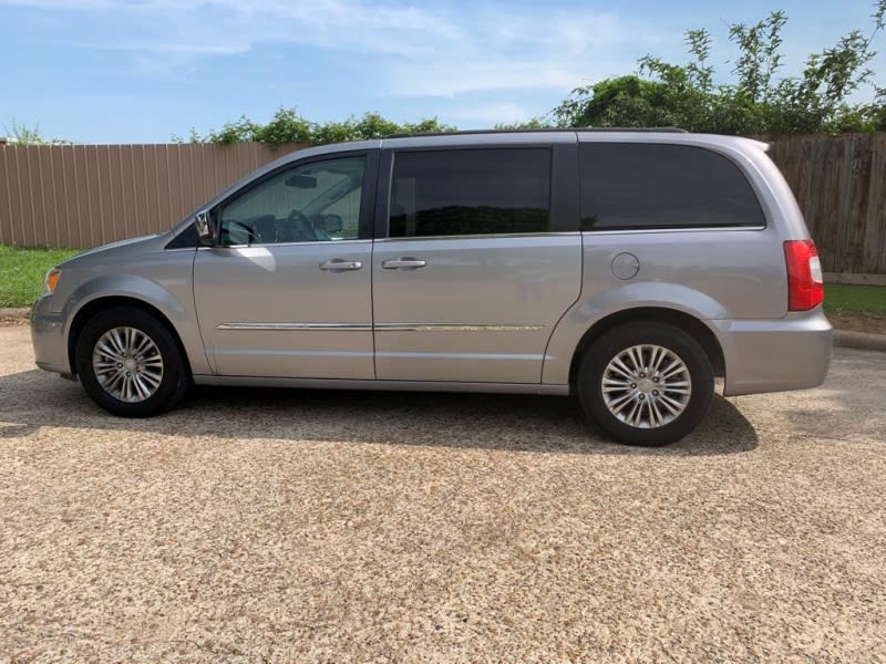 Chrysler Town & Country 2015 price $1,500 Down