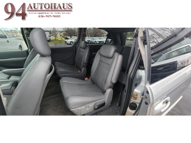 Chrysler Town & Country 2005 price $5,995