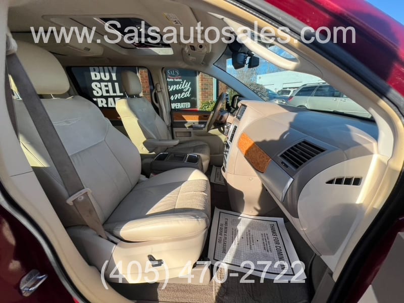 Chrysler Town & Country 2010 price $5,995