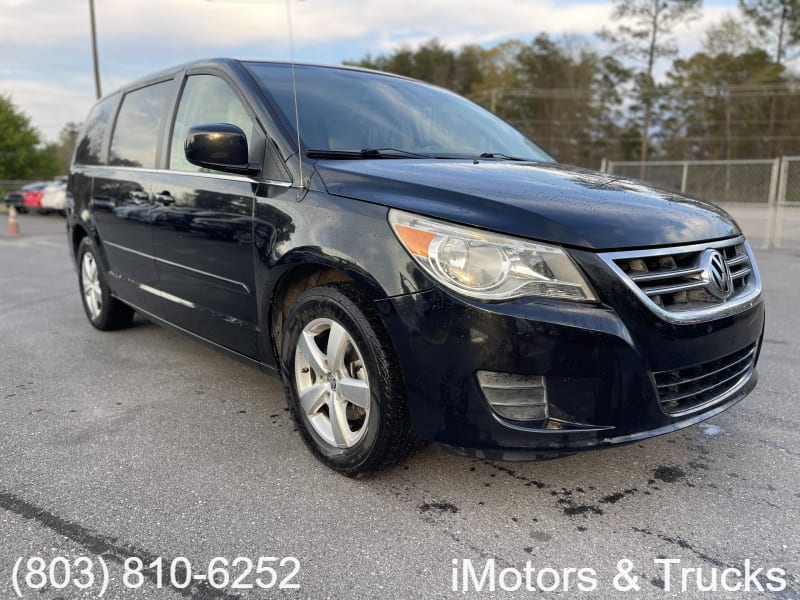 Volkswagen Routan 2010 price $4,800