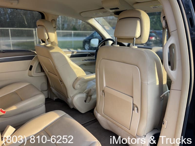 Volkswagen Routan 2010 price $4,800