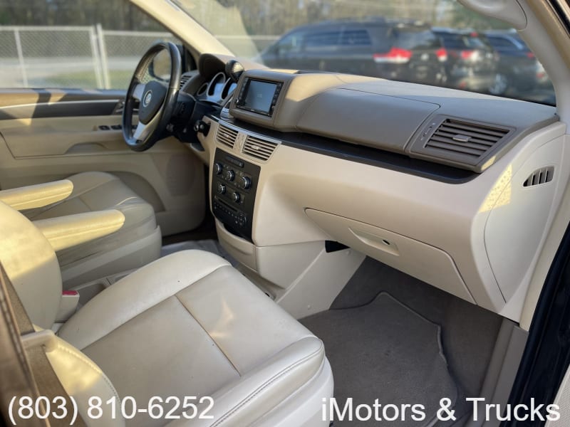 Volkswagen Routan 2010 price $4,800