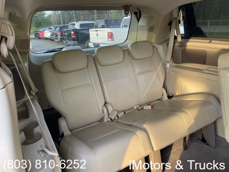 Volkswagen Routan 2010 price $4,800