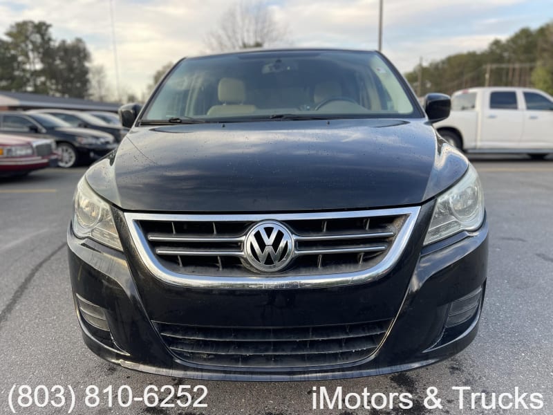 Volkswagen Routan 2010 price $4,800