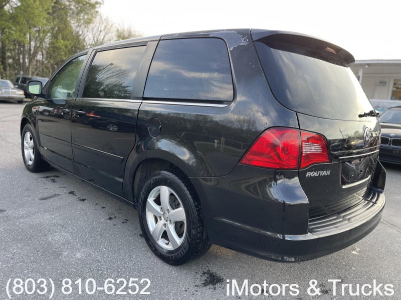 Volkswagen Routan 2010 price $4,800