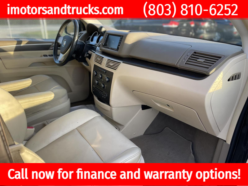 Volkswagen Routan 2010 price $4,800