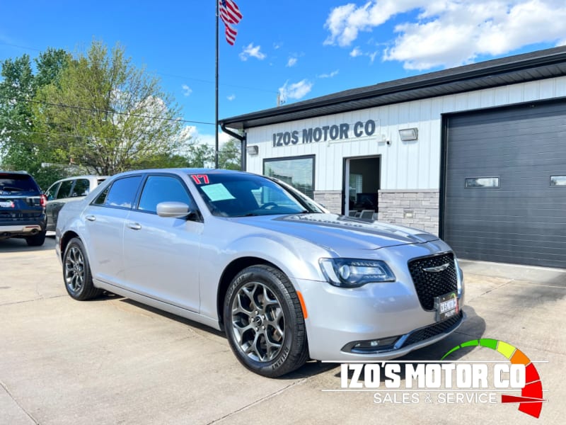 Chrysler 300 2017 price $17,595