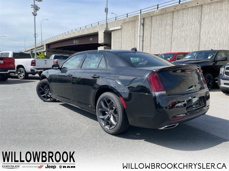 Chrysler 300 2022 price $500