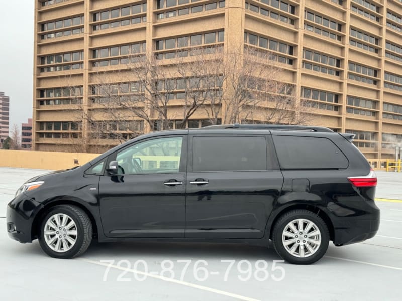 Toyota Sienna 2017 price $11,000