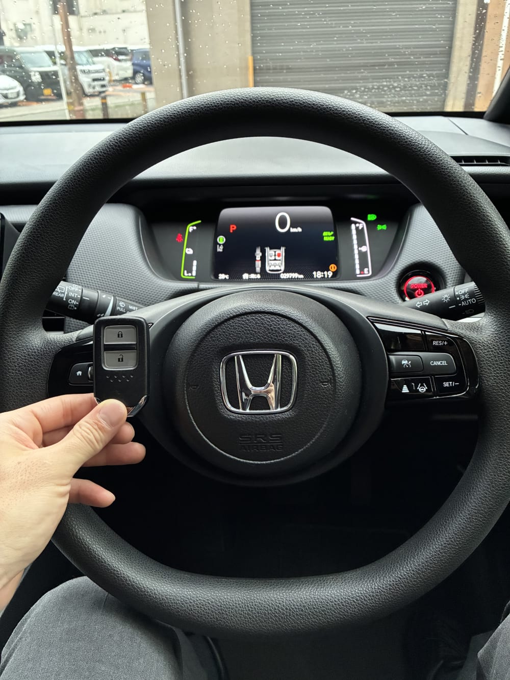スマートキーの施工作業の様子。車の鍵の電子部品やイモビライザーの登録・プログラミング作業を行っている施工写真。