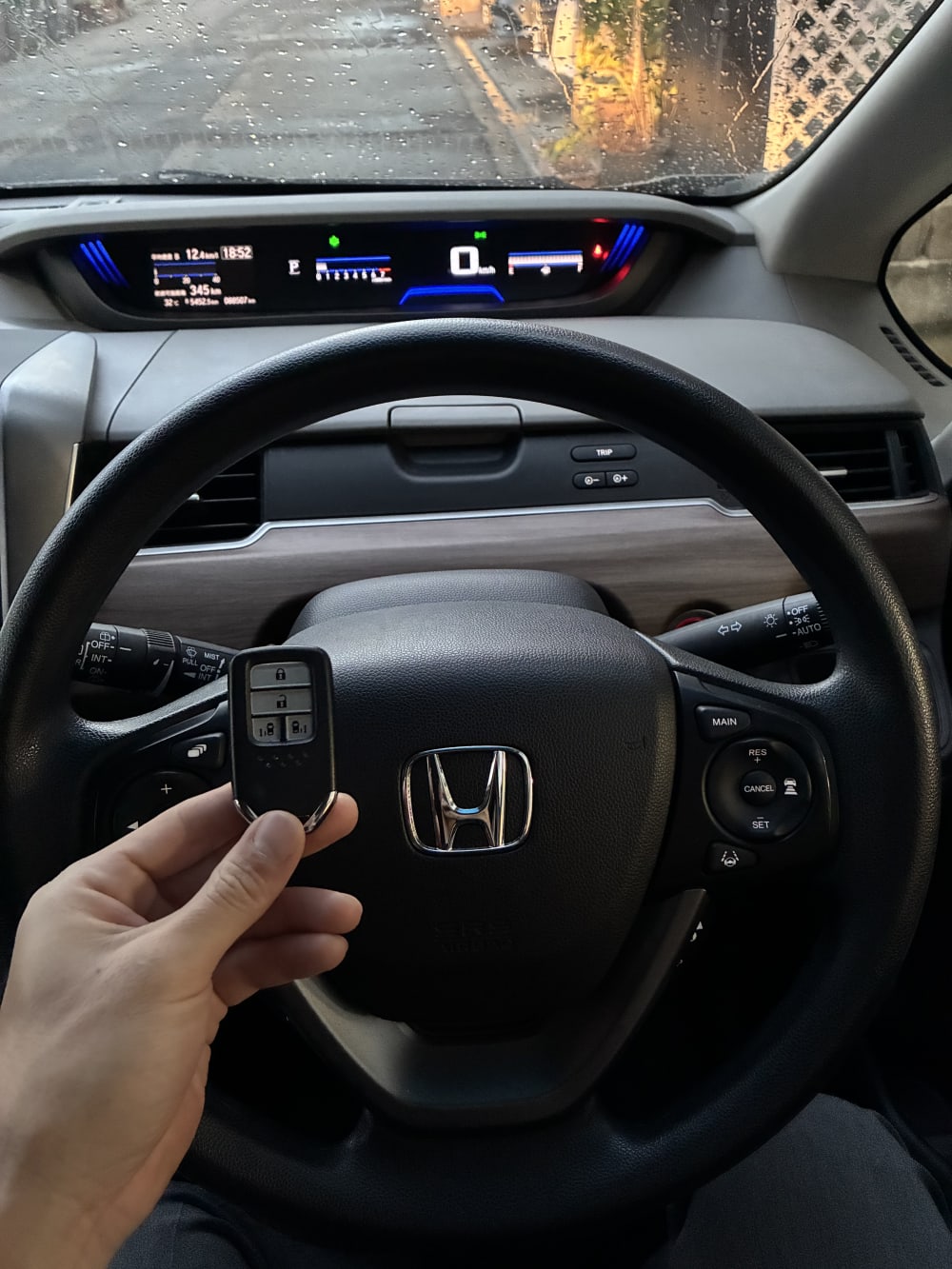 スマートキー・車の鍵の施工作業の様子を撮影した写真。鍵の複製や電池交換、イモビライザー登録などの専門的な作業内容を記録した施工写真です。