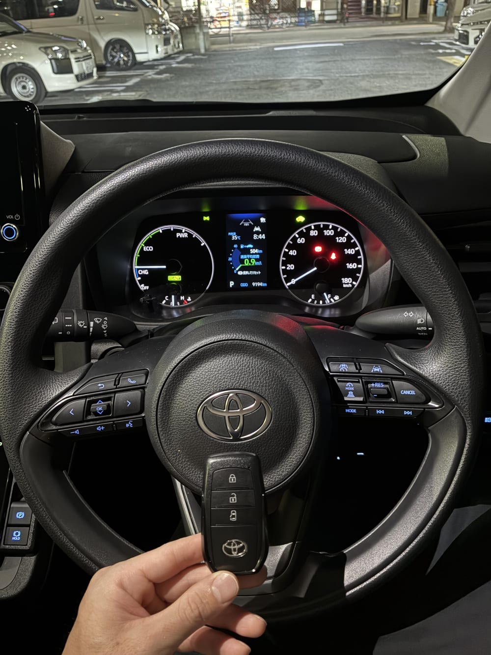スマートキー・車の鍵の施工作業の様子を撮影した写真。鍵の複製や電池交換、イモビライザー登録などの専門的な作業が行われている現場の記録です。