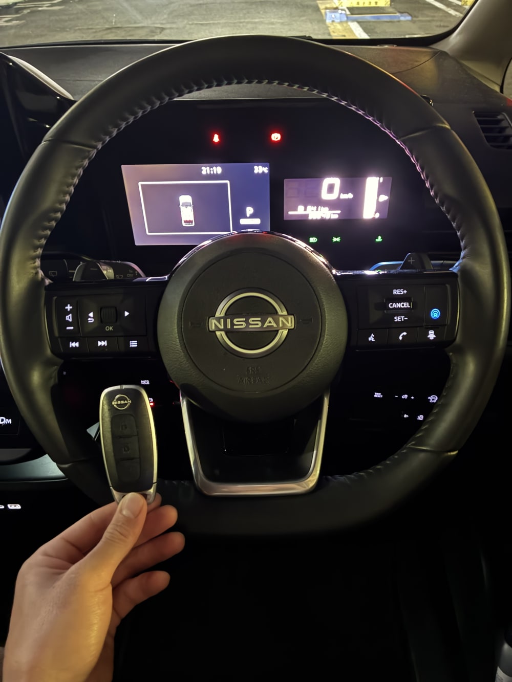 スマートキー・車の鍵の施工作業の様子を撮影した写真。鍵の複製やスマートキーのプログラミング登録など、専門スタッフによる鍵関連サービスの作業風景です。