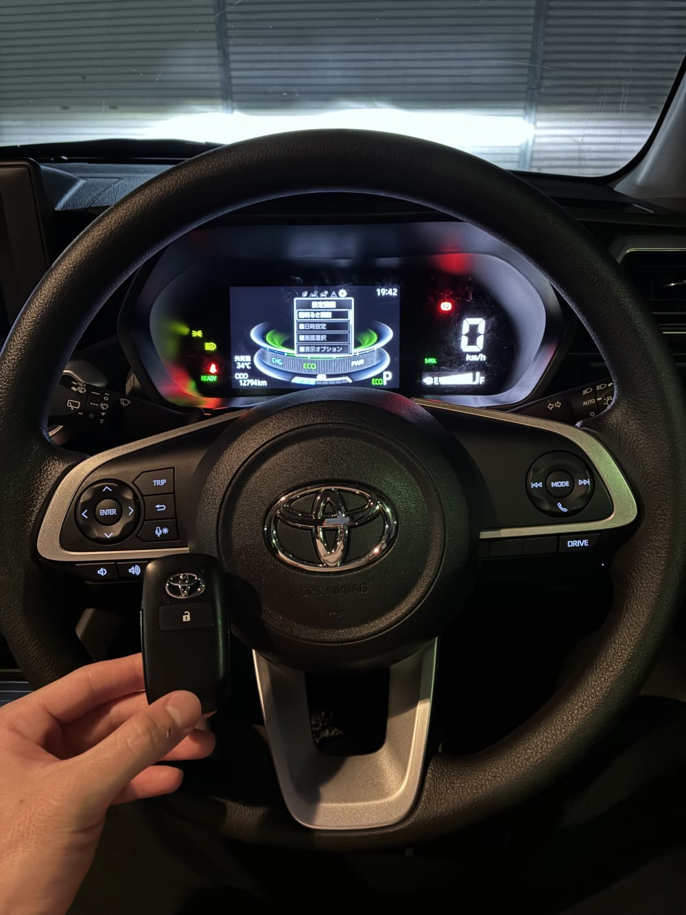 スマートキー・車の鍵の施工作業写真。鍵の複製やスマートキーの登録・修理など、専門スタッフによる車の鍵に関する作業の様子を撮影したものです。
