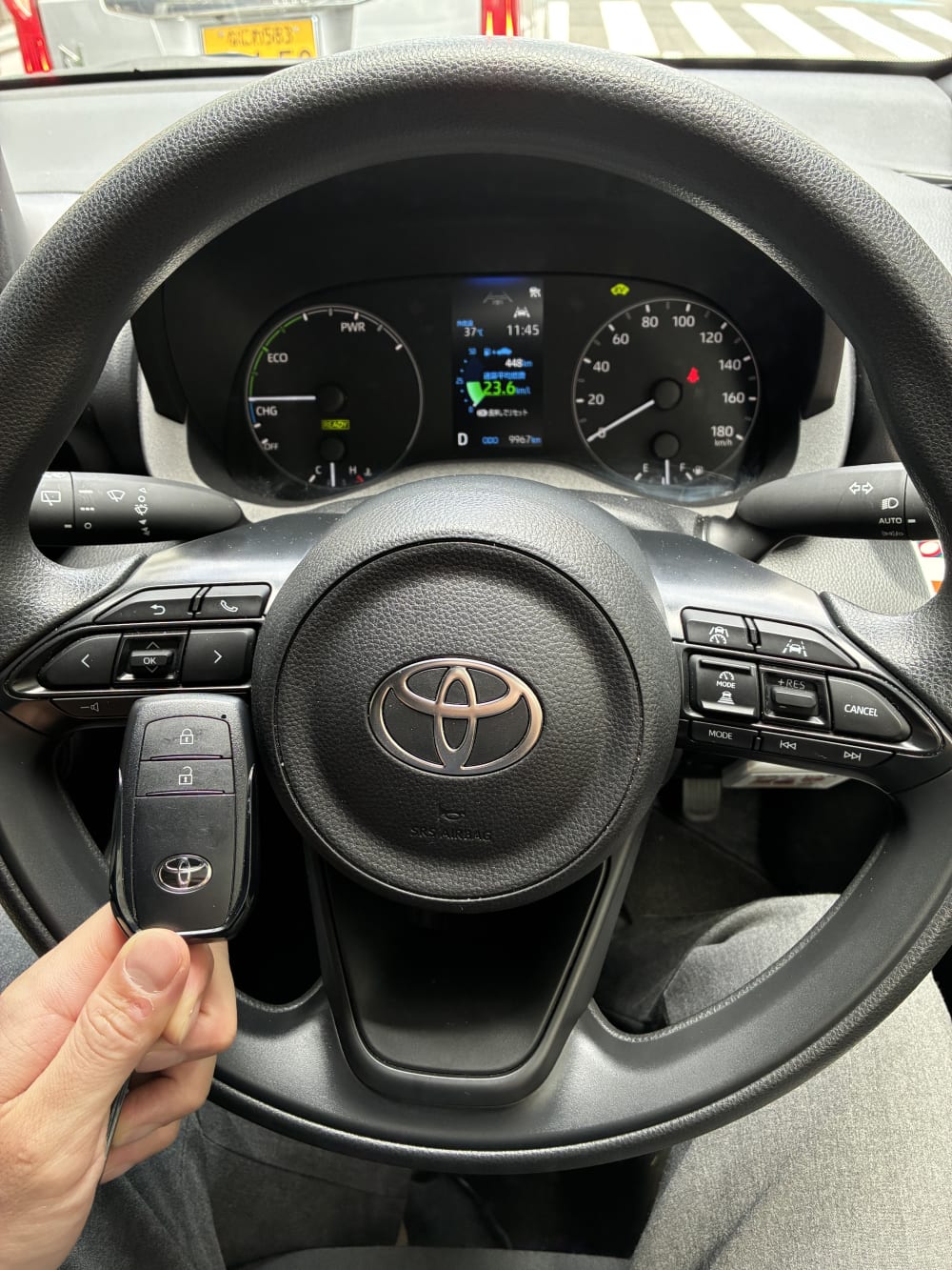 スマートキー・車の鍵の施工作業の様子を撮影した写真。鍵の複製や電池交換、イモビライザー登録などの専門的な作業が行われている現場の記録です。