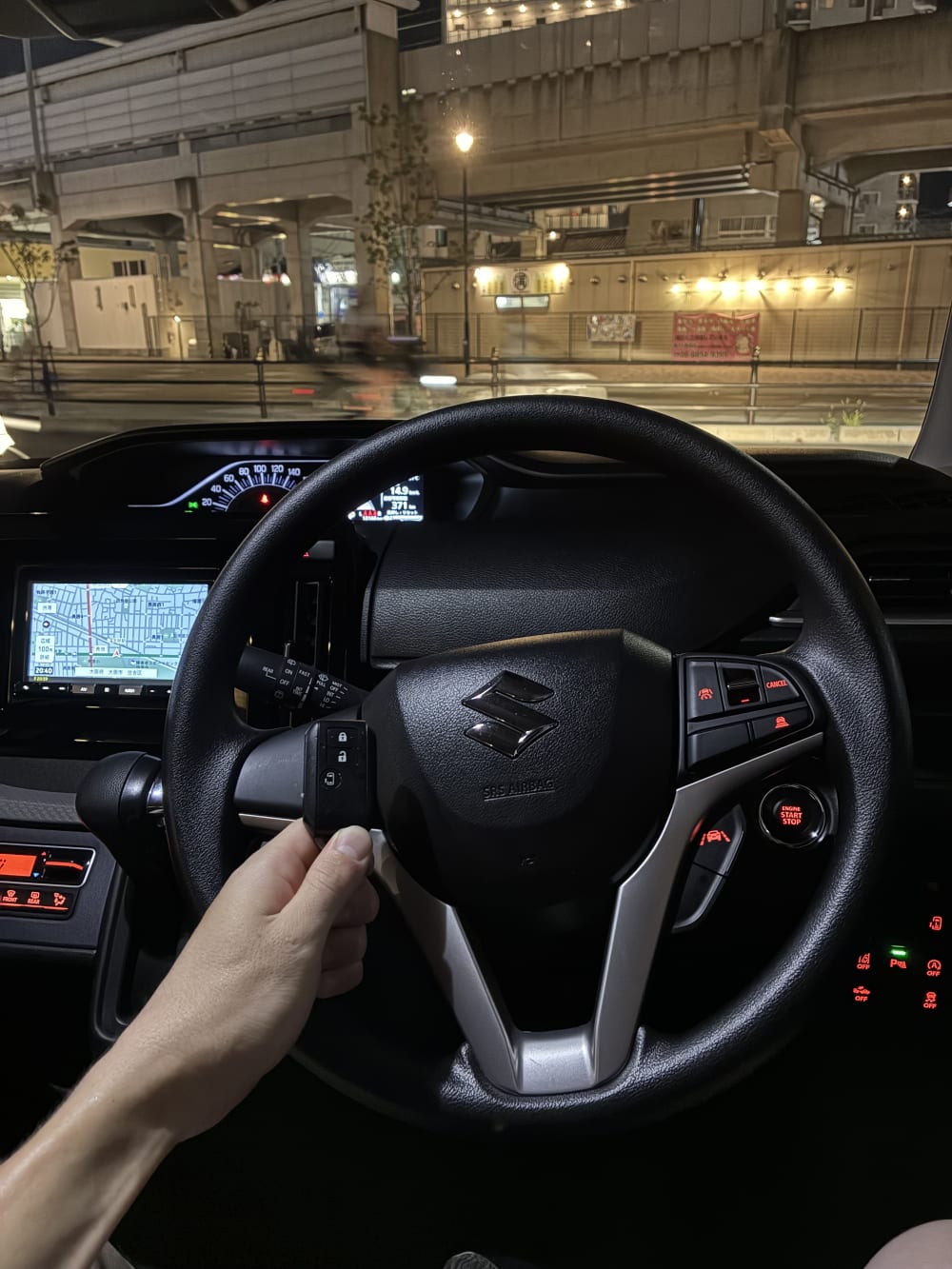 スマートキー・車の鍵の施工作業の様子を撮影した写真。鍵の複製やスマートキーの登録・修理など、専門技術者による車の鍵に関するサービスの作業風景です。