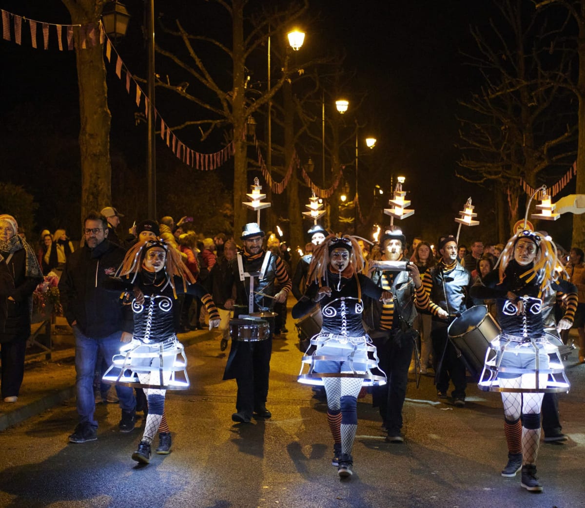 Défilé aux flambeaux, percée du Beaujolais et bal des Sarmentelles