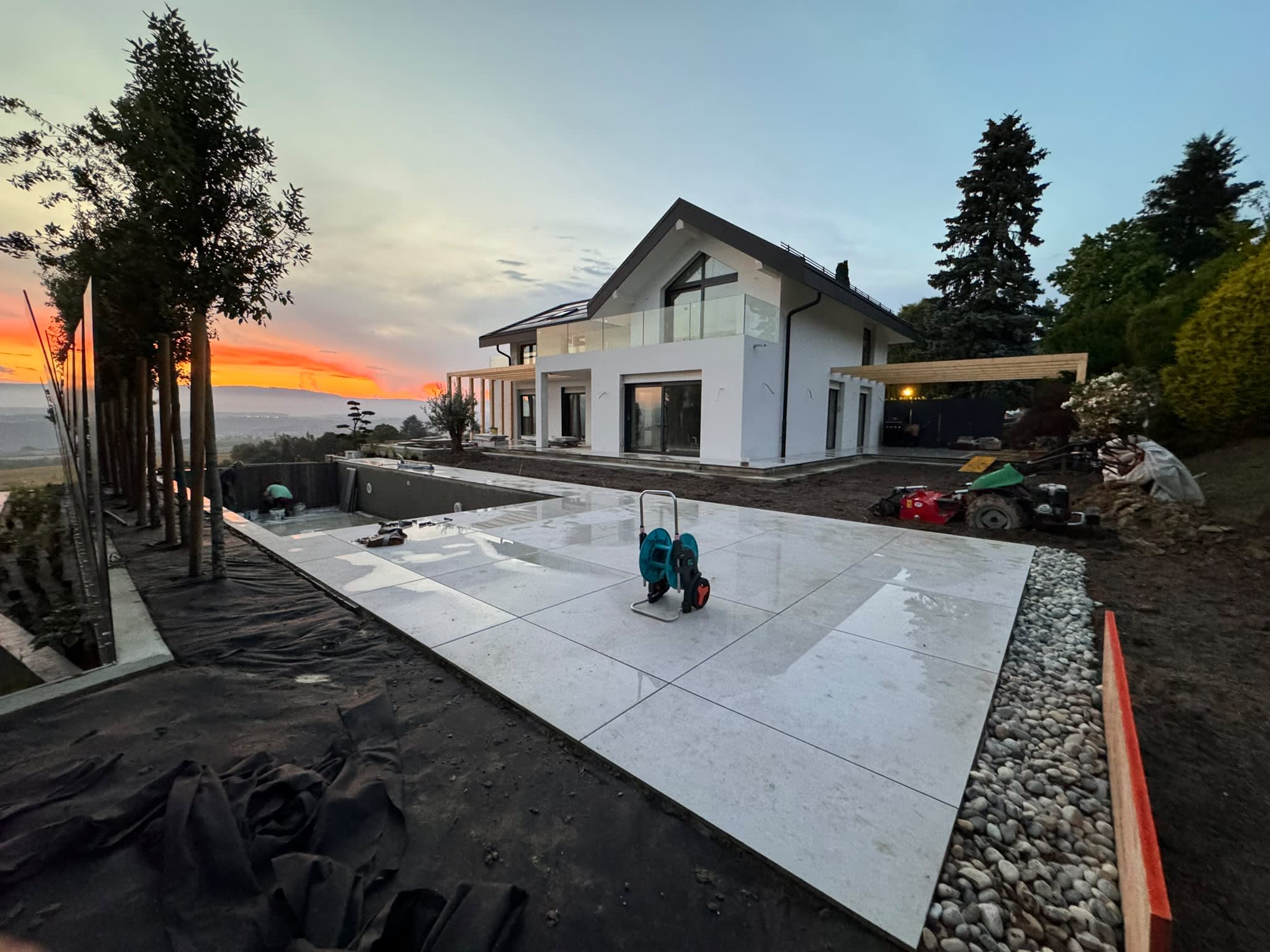 Piscine à débordement et terrasse contemporaine, Lausanne