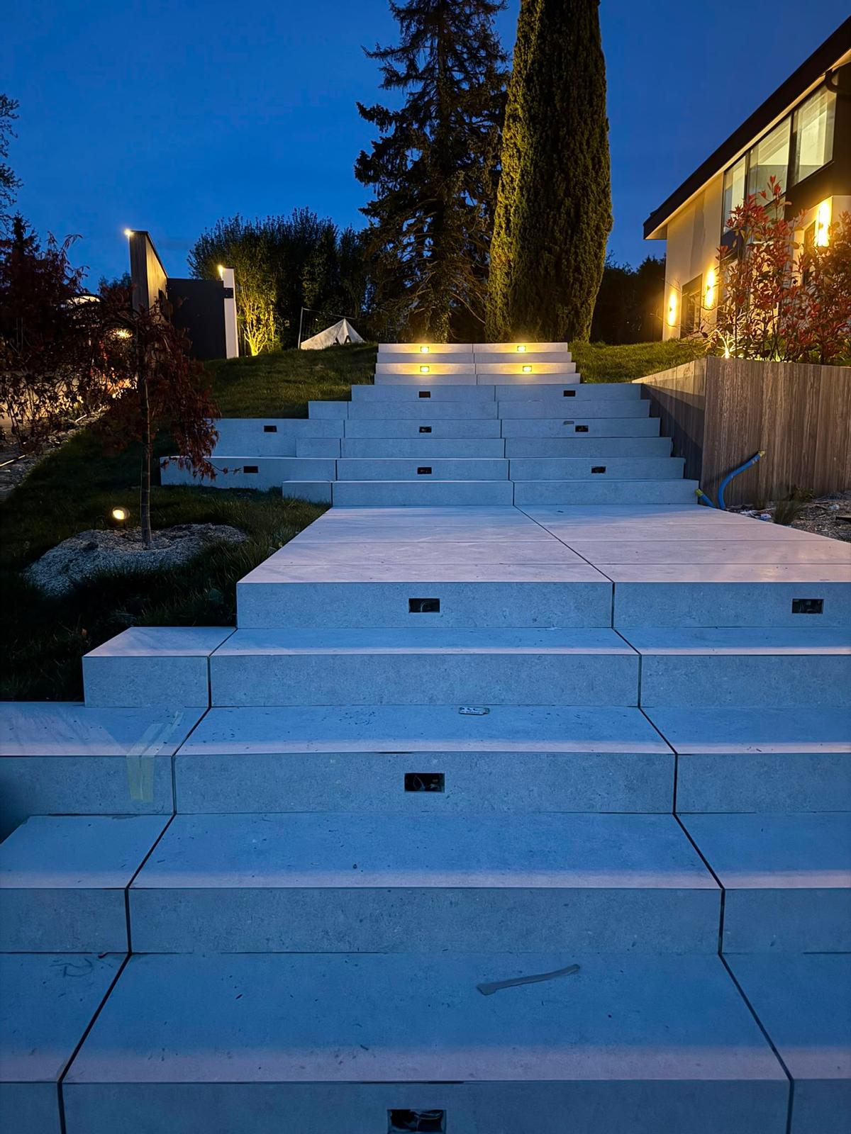 Escalier en pierre avec éclairage LED, aménagement extérieur à Sullens