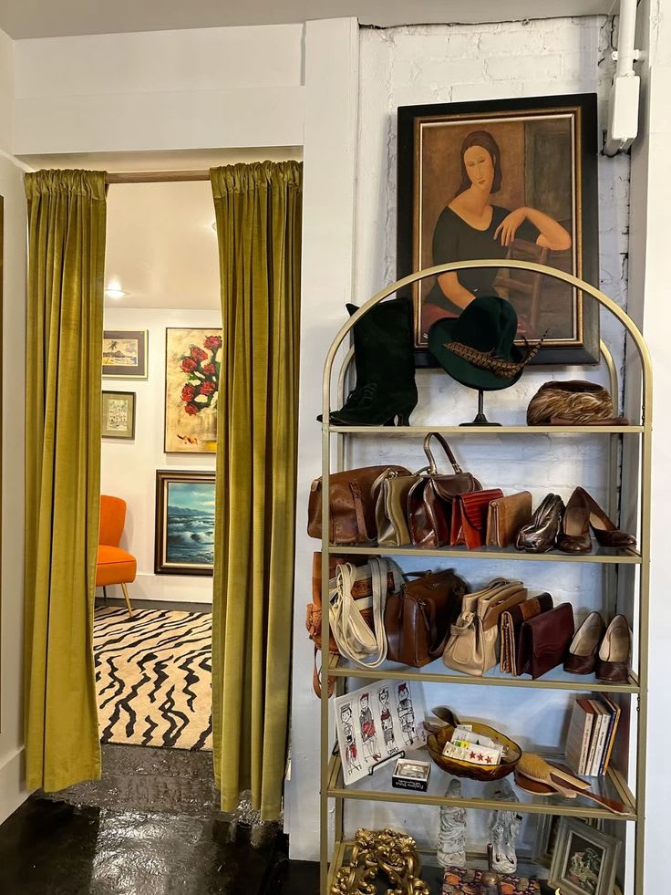 Bureau d'appartement locatif avec une lampe de designer absente de son emplacement habituel, facture posée à côté