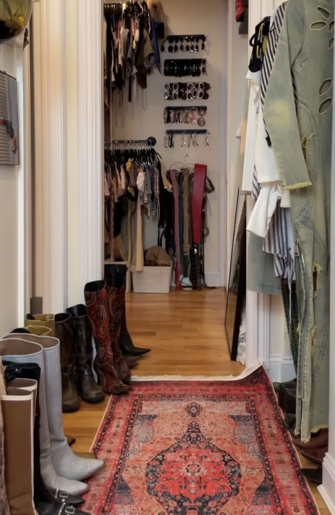 Table basse Knoll des années 70 dans un appartement parisien loué en courte durée, surface vérifiée lors d'un inventaire de fin de séjour
