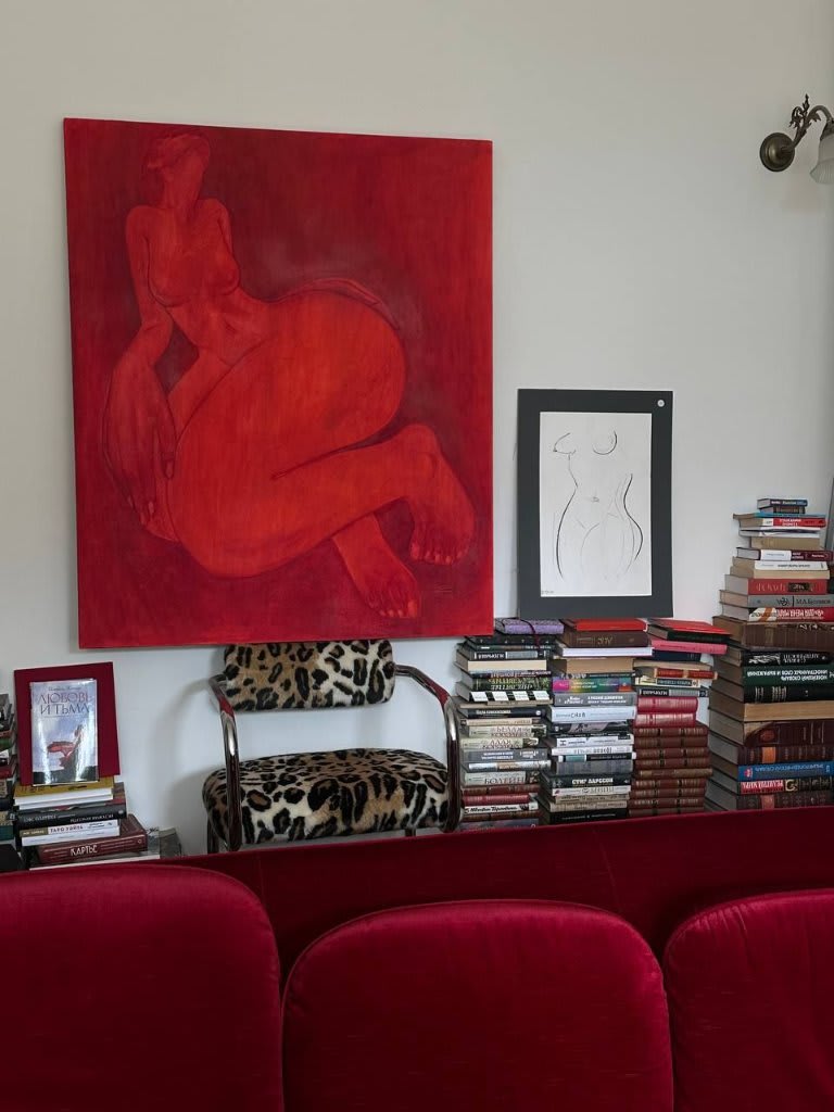 Fauteuil LC4 en cuir tanné posé dans un appartement parisien avant un séjour Airbnb, état initial documenté