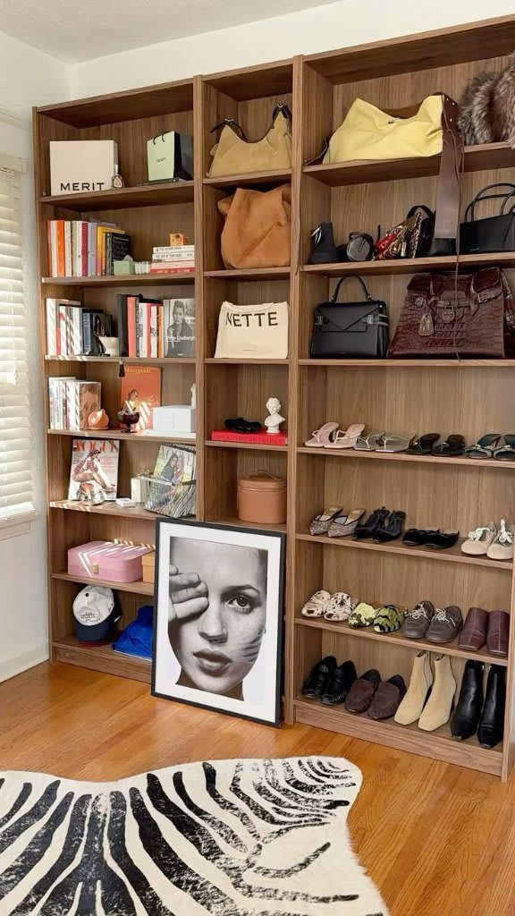 Factures et garanties d'équipements d'un appartement en location courte durée, classées par logement dans un inventaire numérique