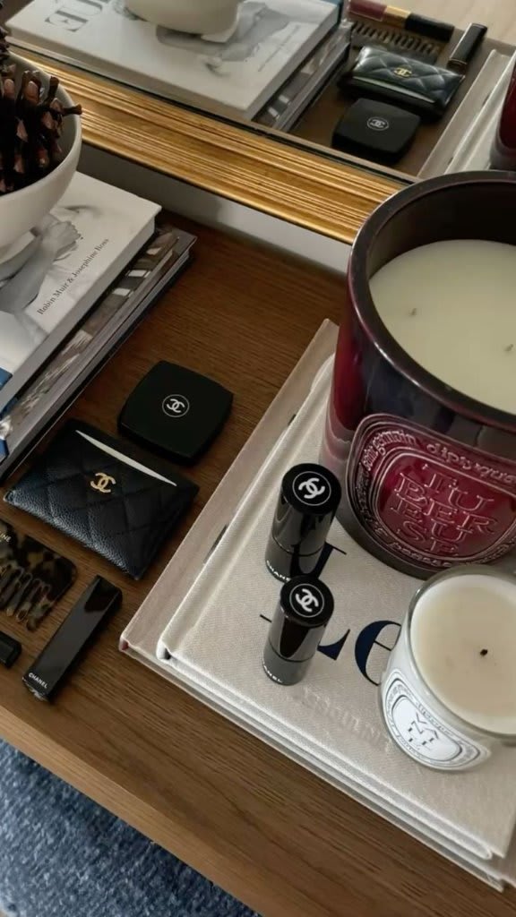 Certificat d'authenticité posé sur un coffret de montre en cuir tanné, photographié à plat sur fond de bois clair