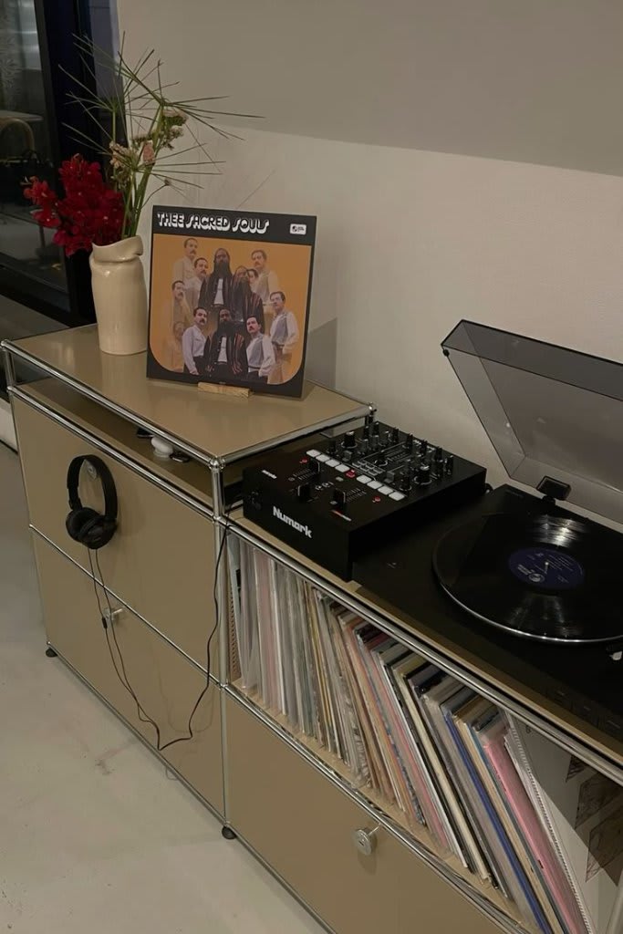 Un bureau minimaliste avec des objets de collection précieux organisés avec soin sur une surface en bois sombre.